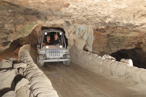 Le luci si accendono mentre si dirigono sotto terra per un po' di divertimento speleologico.