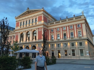 Pendant ce temps, en Autriche, le bassiste Juraj Kukan se rend au Musikverein, siège de l'orchestre philharmonique de Vienne.