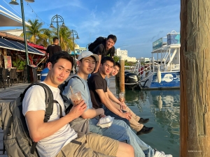 Dançarinos Felix Sun, Jisung Kim, Jacky Pun, William Chen, Aaron Huynh (acima) e William Li (atrás da câmera) no início de suas férias em Cancun.