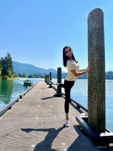 Di Pantai Barat, penari Kexin Li mengunjungi Taman Nasional Gunung Rainier di Washington.