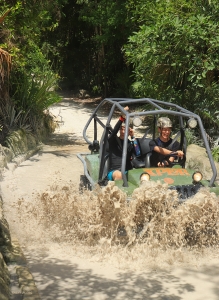 Di Xplor Park, mereka menaiki kendaraan amfibi untuk petualangan cipratan air.