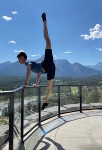 Mathew Zhang profite d'une vue plongeante sur les Rocheuses dans le parc national de Banff au Canada, au nord de la frontière.