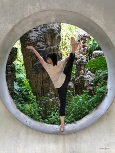 Erhuist Linda Wang revela seus talentos de dança.