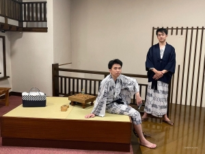 Hai anh em nghệ sĩ vĩ cầm Kenji và Hiro Kobayashi mặc trang phục truyền thống trong một chuyến đi tới tỉnh Gunma, Nhật Bản. 