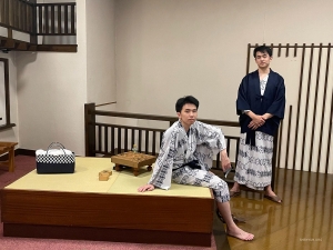 Os irmãos Kenji e Hiro Kobayashi (violinista) vestem trajes tradicionais durante uma viagem a Gunma, Japão.