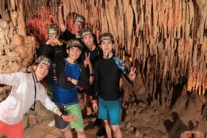 Djupt inne i grottorna hittade de stalaktiter och stalagmiter i massor.