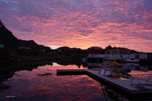 Ein wunderschöner Sonnenuntergang über einem Hafen auf den Lofoten. Jeder Urlaub geht einmal zu Ende, und eine neue Weltreise steht vor der Tür.