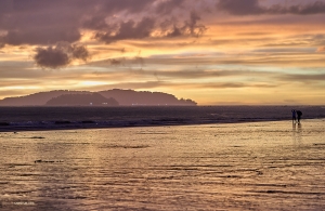 Depois de pular de ilha para Bornéu, TK Kuo é recompensado com um pôr do sol na praia de Tanjung Aru.