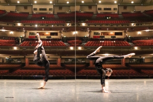 Le ballerine Anna Wang e Sophie Shao dimostrano un'incredibile flessibilità, forza d'animo ed equilibrio sul palcoscenico dell'Edinburgh Playhouse.