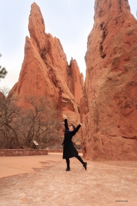 Die Erhu-Solistin Linda Wang alleine zwischen den roten Felsformationen, die zum Garden of the Gods Park gehören.