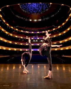 À Dallas, au Texas, les premières danseuses Olivia Chang et Ellie Rao de la Shen Yun International Company font des exercices d'échauffement avant de se produire à l'opéra Winspear.