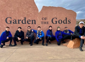 Några manliga dansare från Shen Yun International Company strålar av glädje när de besöker Garden of the Gods, ett nationellt naturminne i Colorado Springs.