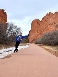 Wie schafft man es, einen riesigen Felsen zu bewegen? Der Tänzer Jeff Chuang testet ganz lässig seine Muskelkraft.