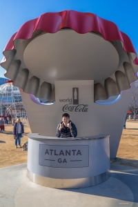 Il primo ballerino William Li è pronto a immergersi nel World of Coca-Cola, un museo di Atlanta, negli Stati Uniti.