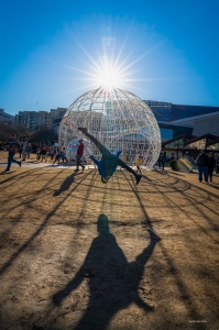 Avec un saut aérien, un danseur se prépare à la salle de dégustation où l'on peut goûter plus de 100 boissons du monde entier, réalisées avec du Coca-Cola. 