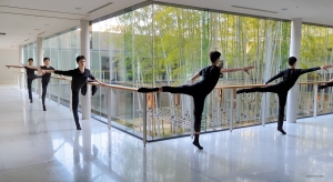 Bambuskogen i det vackra Kamakura Performing Arts Center ger träningspasset en känsla av lugn och ro.