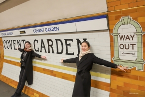 ロンドン訪問中に、地下鉄コヴェント・ガーデン駅で「はい　チーズ」。プリンシパル・ダンサーのミシェル・リェン（連旭）とアンジェリア・ワン（王琛）。