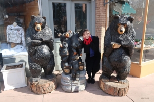 Es ist schwer zu entscheiden, wer bezaubernder ist: die Babybären oder die Erhu-Solistin Linda Wang?