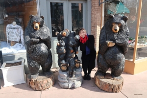 It's hard to decide who's more adorable: the baby bears, or Erhu soloist Linda Wang?