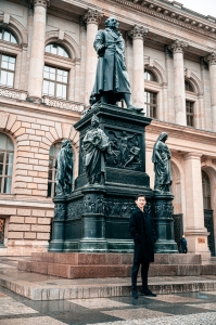 Der Erster Tänzer Ethan Guo vor dem Abgeordnetenhaus von Berlin, dem Landesparlament von Berlin.