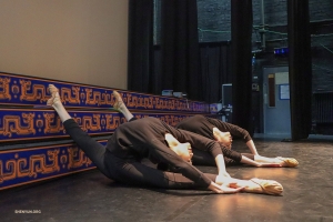 Lo stretching è ovviamente un'altra parte fondamentale della preparazione allo spettacolo! Le ballerine Sophie Shao e Anna Wang lavorano sui loro oversplit.
