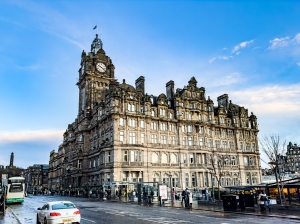 Das Balmoral, ein Fünf-Sterne-Hotel und Wahrzeichen von Edinburgh, steht majestätisch vor dem kristallblauen Himmel.