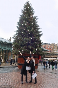 Något av det mest spektakulära i London är julgranen på Covent Gardens historiska Piazza, som är över 18 meter hög!