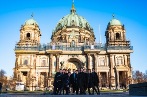 Die Künstler lieben die Erlebnisse, die sie in jeder Stadt vorfinden. Die atemberaubende Kupferkuppel des Berliner Doms ist ein Highlight in der Skyline der Stadt.
