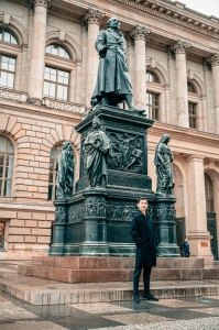 Il primo ballerino Ethan Guo davanti all'Abgeordnetenhaus di Berlino, il parlamento statale di Berlino, Germania.