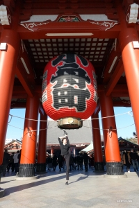 To enter Sensō-ji, the oldest temple in Tokyo, you must first pass through the Hozomon Gate. The red lantern (known as <I>chōchin</I> in Japanese) weighs a whopping 880 pounds!