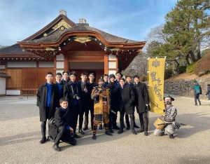 オフの一日、名古屋城を訪問する神韻世界芸術団のアーティストたち。