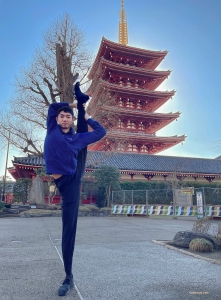 Danser Zisheng Sun poseert voor de vijf verdiepingen tellende pagode - de op één na hoogste in Japan - bij de Sensoji Tempel in Asakusa, Tokyo. 