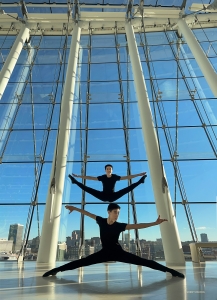 Окутанные солнечным светом, танцоры Джефф Чуан и Лайонел Ван хотят отрепетировать сложные движения.