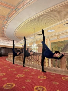 Tancerze ciężko trenują, aby wzmocnić swoje mięśnie w holu teatru.