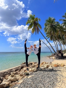 舞蹈演員 Miranda Zhou-Galati 和 Cecilia Wang 直奔海灘。看，她們的腿都快踢到棕櫚樹頂了呢。