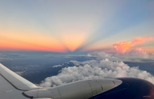 Auf dem Rückflug nach Hause wurden wir mit einem wunderschönen Sonnenaufgang beglückt. Wir sind sicher, dass wir wiederkommen werden!