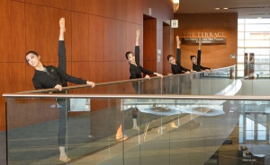 Comme le dit un proverbe chinois, apprendre, c'est comme ramer à contre-courant : si l'on cesse d'avancer, on recule. Les danseurs de Shen Yun travaillent dur pour avancer contre le courant !