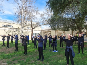 Hàng ngày, các nghệ sĩ của Shen Yun luyện các bài công pháp của Pháp Luân Đại Pháp, một môn thiền định tinh thần bao gồm năm bài công pháp và các bài giảng xoay quanh các nguyên lý Chân, Thiện và Nhẫn.