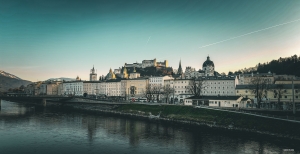 Een paar honderd kilometer verderop arriveert New Yorkse Company in Salzburg, Oostenrijk, voor drie uitverkochte voorstellingen. 