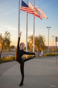 Die Tänzerin Sakuragi Nana dreht sich ein letztes Mal vor dem Sonnenuntergang vor dem Harris Center for the Arts in Folsom, Kalifornien.
