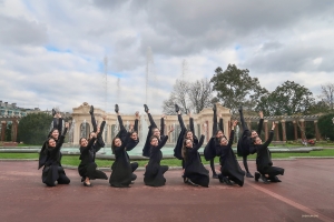 Nächster Halt: Bilbao, Spanien! Der Doña Casilda Park – eine grüne Oase in der Stadt – ist der perfekte Ort für ein Gruppenfoto.