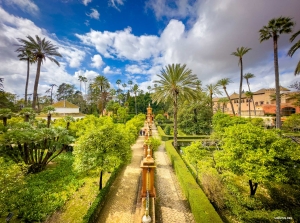 国王のための甘美な庭園！スペイン、セビリアのアルカサルの庭園は、中世後期から存在し、約6ヘクタールの広さを誇る。