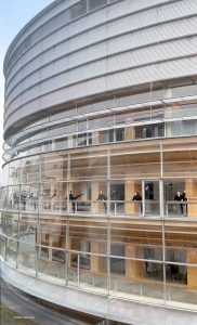 Focus sur les danseuses visant l'excellence dans chacun de leurs mouvements, alors que la lumière du matin traverse les fenêtres de la Cité des Congrès de Nantes, en France.