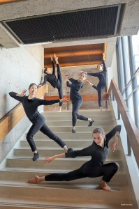 カナダのケベック大劇場では、大勢中天（おおせなら）に4人のダンサーが加わる。ステップ（＝階段）アップの瞬間！