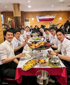 Các vũ công Shen Yun làm việc chăm chỉ, chơi hết mình và ăn nhiều hơn! Sau bảy buổi biểu diễn thành công ở Paris, họ ăn mừng bằng một bữa tiệc hải sản!