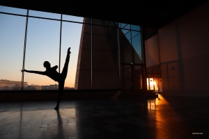 Alors que le crépuscule se transforme en nuit, une danseuse profite d'un moment d’apaisement avant la représentation du soir.