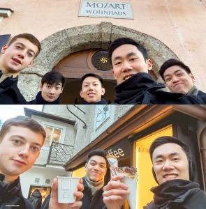 參觀莫扎特故居後，他們喝了杯在華夫蛋捲裏的咖啡！