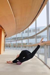 La première danseuse Nara Oose montre la voie à suivre pour atteindre la flexibilité ultime.