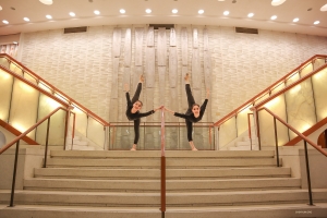 Danseressen Nara Oose en Anna Wang balanceren bovenop de trap van de Place des Arts in Montreal, Canada. 