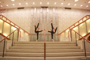 Il est temps d'élever la danse vers de nouveaux sommets - les danseuses Nara Oose et Anna Wang se tiennent en équilibre au sommet de l'escalier de la Place des Arts de Montréal, au Canada.